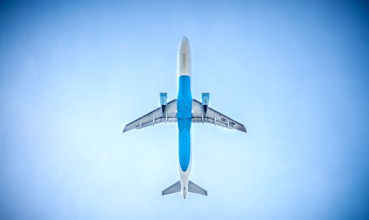 Avión Volando