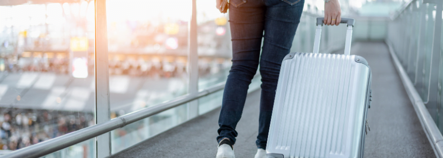 chica abordando un vuelo