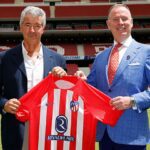 Gerentes de Riyadh Air y Atlético de Madrid mostrando camiseta