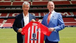 Gerentes de Riyadh Air y Atlético de Madrid mostrando camiseta