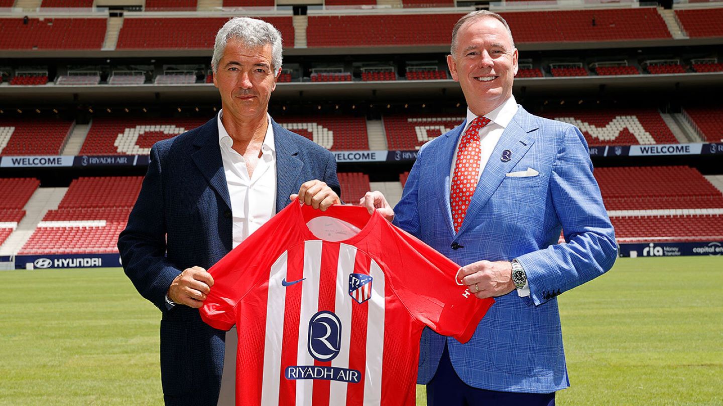 Gerentes de Riyadh Air y Atlético de Madrid mostrando camiseta